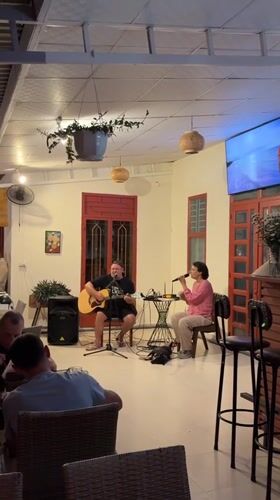 Musical duo performs at restaurant in Bắc Nha Trang