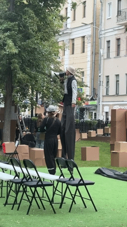 Stilt performer and acoustic sessions on a Moscow afternoon