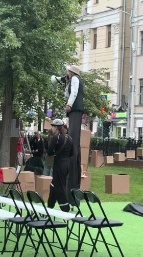 Stilt performer and acoustic sessions on a Moscow afternoon