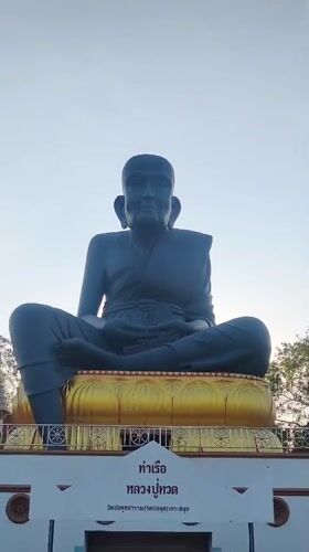 Tourist documents Thai temple statues and grounds in Baan Bo Phut