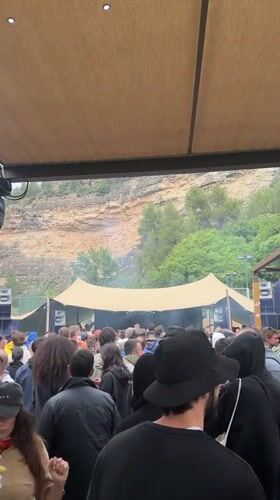 Crowd gathers for outdoor music event in Montanejos
