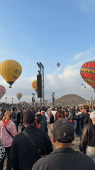 Hot air balloon festival draws crowds near Teotihuacán pyramids