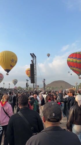 Hot air balloon festival draws crowds near Teotihuacán pyramids