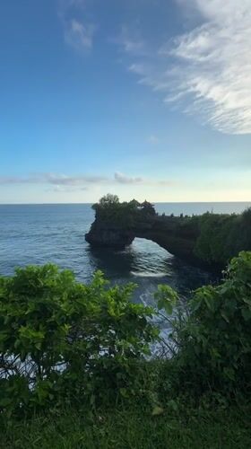 Tourist activity documented at Kediri coastal landmark