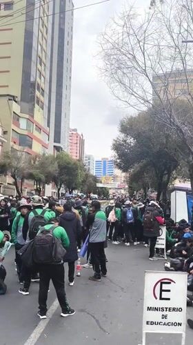 Student demonstration monitored by riot police in La Paz