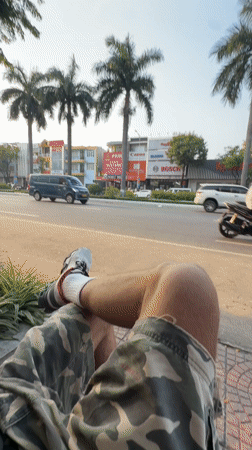 Morning moments captured in Đà Nẵng: street rest, aircraft overhead