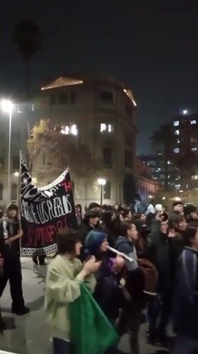 Nighttime protest with Palestinian flags draws crowds in Santiago