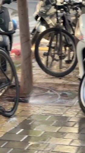 Ordinary street moments on a Tel Aviv block
