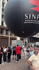 Street gathering features large black balloon in São Paulo