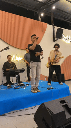 Five-piece band performs at Stekko.id venue in Lhokseumawe