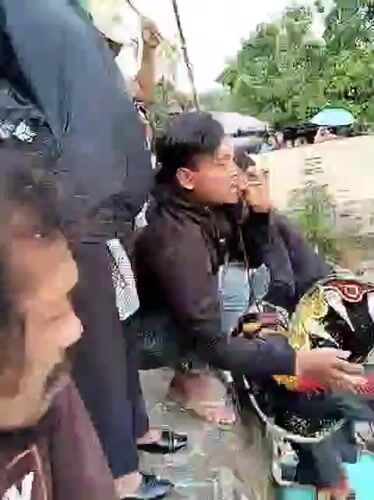 Traditional kuda lumping folk performance draws crowd in Gentungan
