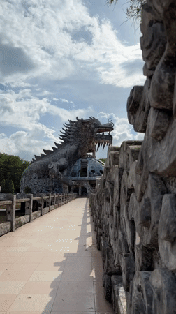 Exploring Huế's abandoned dragon water park and its decay