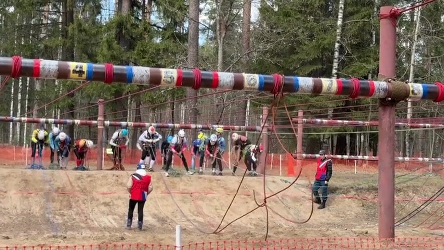 Rope climbing competition begins in Lesnoye forest