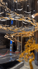 Elaborate glass-leaf chandelier fills a grand lobby in 幸福乡