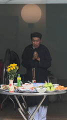 Man performs religious offering ceremony in Đà Nẵng