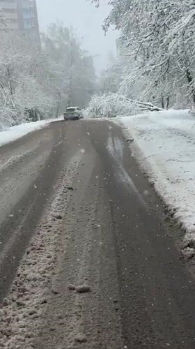 Late spring snowfall creates slush conditions on Dmitrov roads