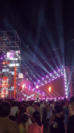 Nighttime concert draws crowds in Đà Nẵng, Vietnam