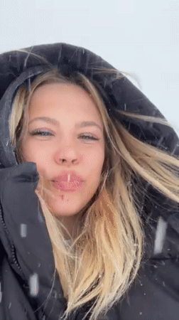Woman navigates snowstorm, visits salon in Reutov, Russia