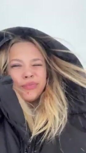 Woman navigates snowstorm, visits salon in Reutov, Russia