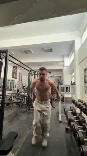 Man exercises, takes mirror selfies at Shumen gym