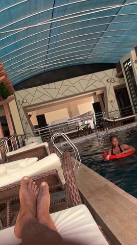 Afternoon pool gathering documented in Aba, Nigeria