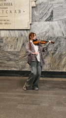 Red-haired violinist performs in Moscow subway station