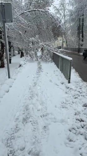 Heavy April snowfall documented in Dmitrov, Russia