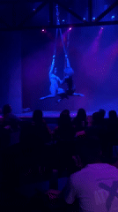 Late-night aerial performance captivates Buenos Aires venue audience