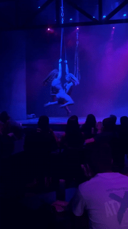 Late-night aerial performance captivates Buenos Aires venue audience