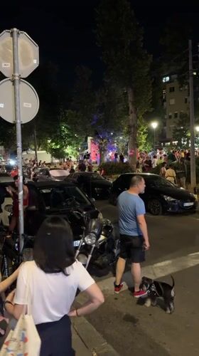 Evening street scenes in Vračar, Belgrade, with protest art visible