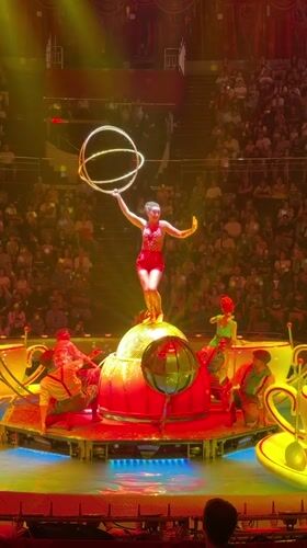 Kazan circus show: hoops, water effects, and a giant teapot