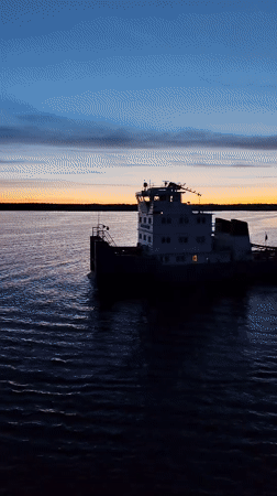 Tugboat spotted navigating waters near Vichelovo at dawn