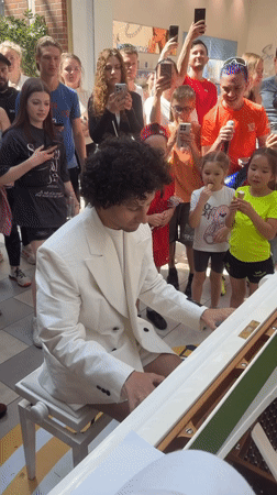 Piano performer draws dancing crowd in Mytishchi mall