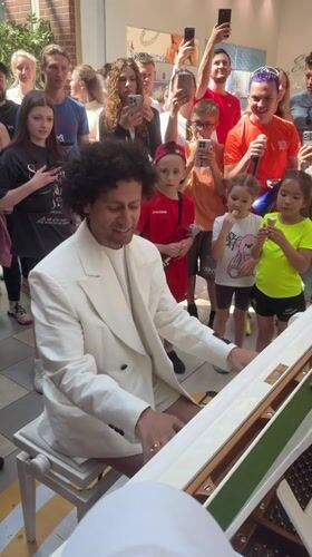 Piano performer draws dancing crowd in Mytishchi mall