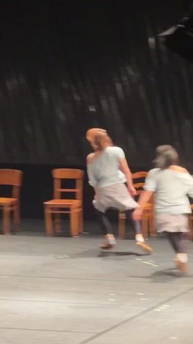 Dance performance with four synchronized performers in Villejuif