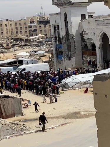 Large crowd gathers for prayer amid devastation in Khan Yunis