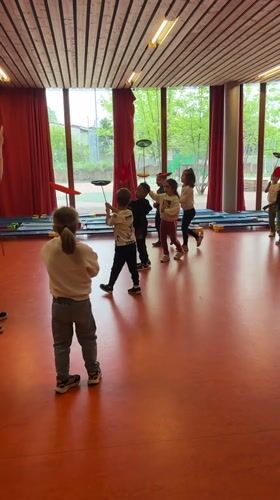 Children practice plate spinning skills in La Fouillouse facility