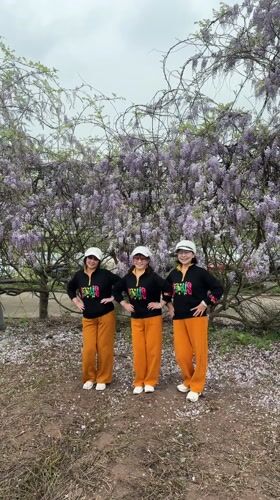 Spring tourists gather at wisteria garden in Xianfeng, China