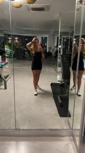 Woman takes mirror selfie at Pattaya gym