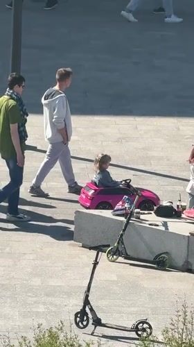 Families enjoy sunny afternoon in Dmitrov parks and squares