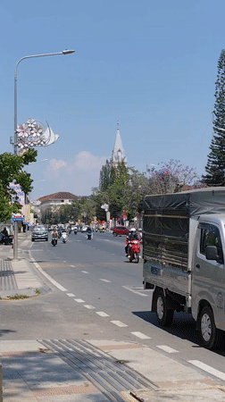 Morning traffic flows through Da Lat street scene