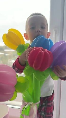 Mother and toddler share quiet afternoon moments in Odintsovo home