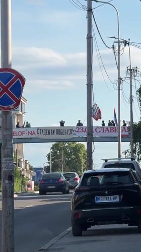 Flag-waving demonstration held on pedestrian bridge in Kragujevac