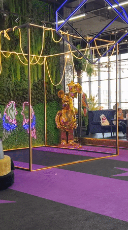 Golden bear display with star balloons spotted in Krasnodar
