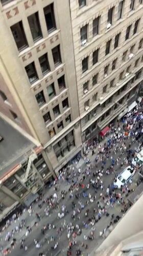 Knicks fans pack NYC streets in blue and orange