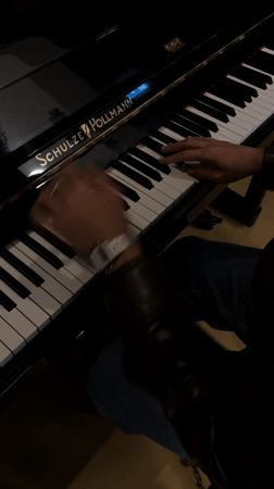 Evening piano performance captured near Porto landmarks