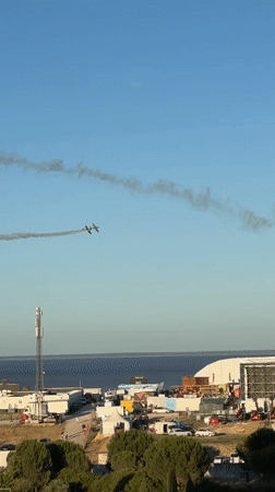 Aerobatics and crowds at an outdoor air show in Loures