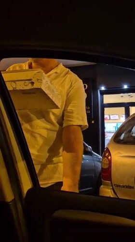 Pizza pickup and table time at Doppio Zero, Taranto