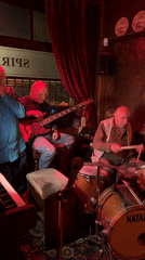 Live jazz performance draws crowd at London bar