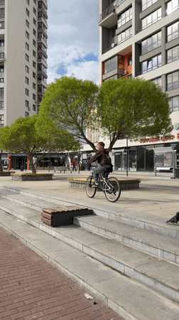 Cyclists perform stunts, ride casually in Tyumen plaza